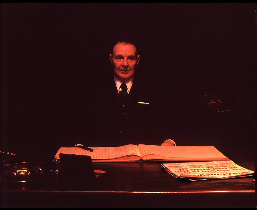 VATERBILDER | FATHERPICTURES - Part II - Der Vertrag / The contract- 2004 ©  Burkhard Philipp von Harder